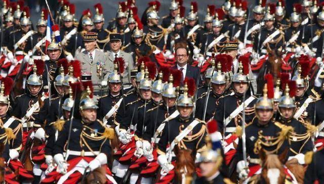 阅兵式上,士兵都挺着一个大肚子,总统语重心长:该减肥了_军人_美国的