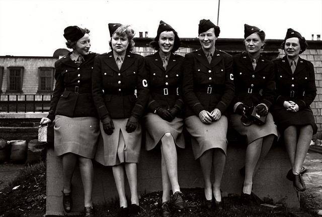 他们在清理帝国大厦地下室时发现,有320名漂亮党卫军女兵集体自杀,和