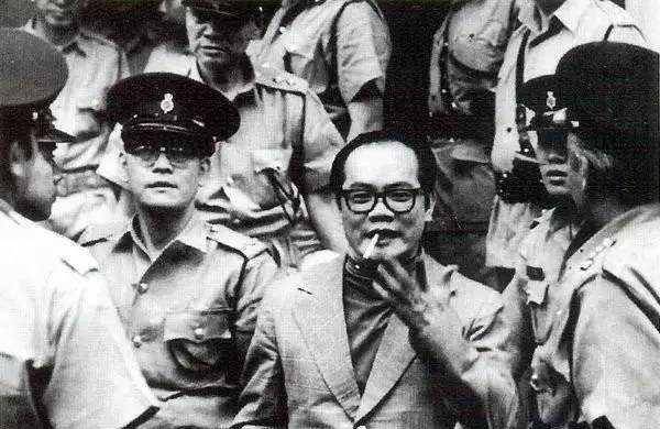 他是黑帮老大,率马仔叱咤香港毒界10余年,是70年代最大的毒枭!
