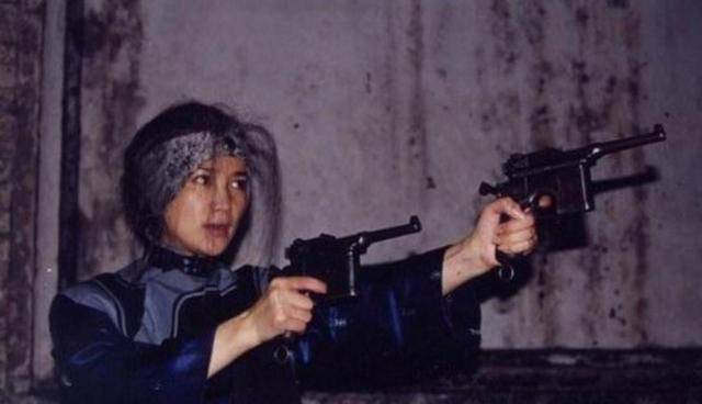 "双枪老太婆"原型牺牲时只有45岁,枪法打得一般,真的不怕死