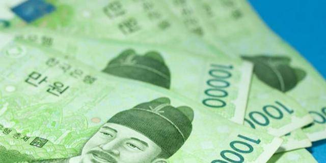 如今文在寅每月领着大约1,400万韩元的退休金折合人民币是75,000元