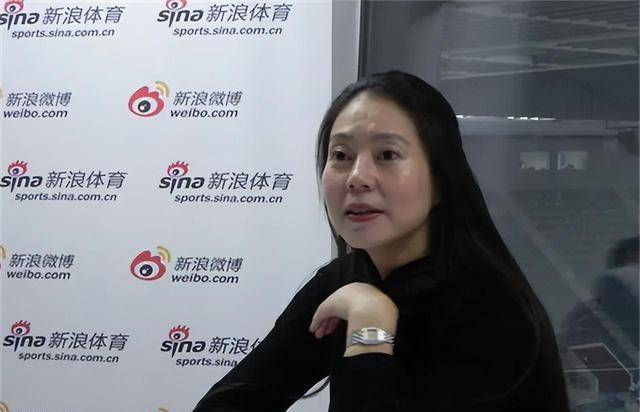 82年网球名将胡娜出逃美国,32年后高调回国办展:我是为了我的画