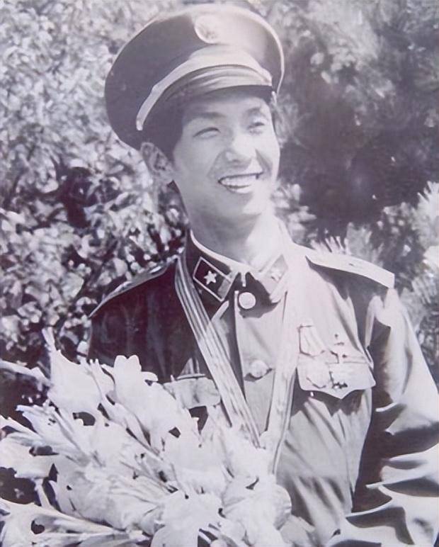 将军,割断自己右臂别在腰间回国,左手敬礼感动国人_丁晓兵_手臂_战友