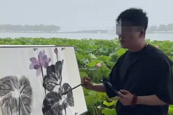 原创            这个社会病了！男子西湖边人行道写生遭驱赶，路人纷纷指责保安-《这个社会病得不轻》