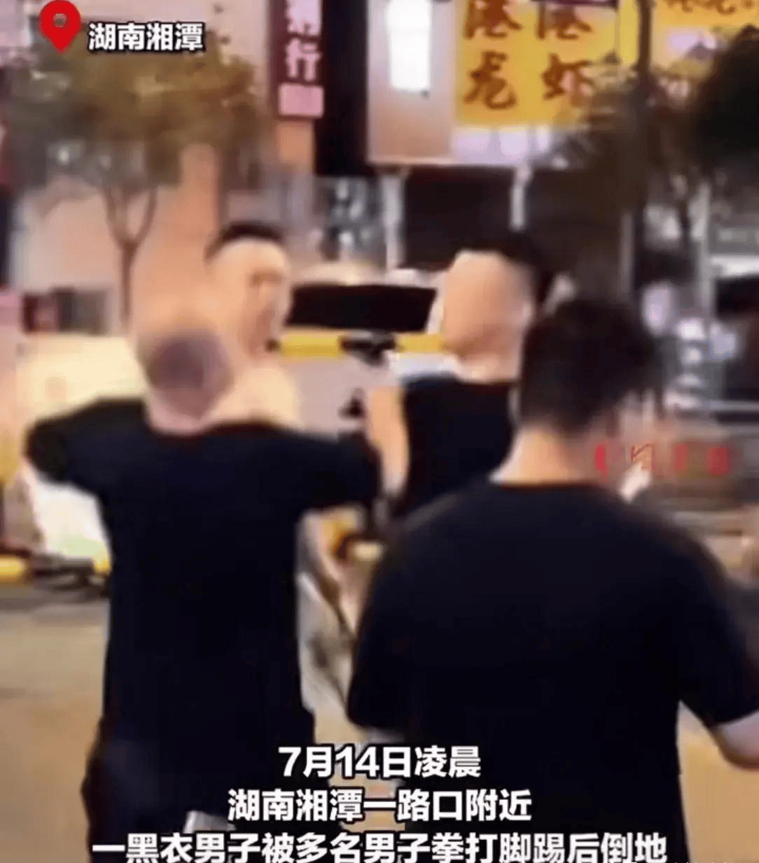 2男子搭讪女子被拒,殴打其同伴并骑电动车撞伤女子!警方通报