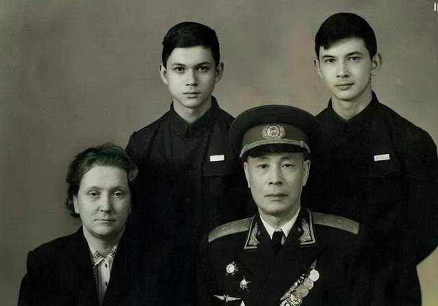 据唐铎子女回忆,他们儿时在苏联,许多人都会冲他们的爸爸竖起大拇指