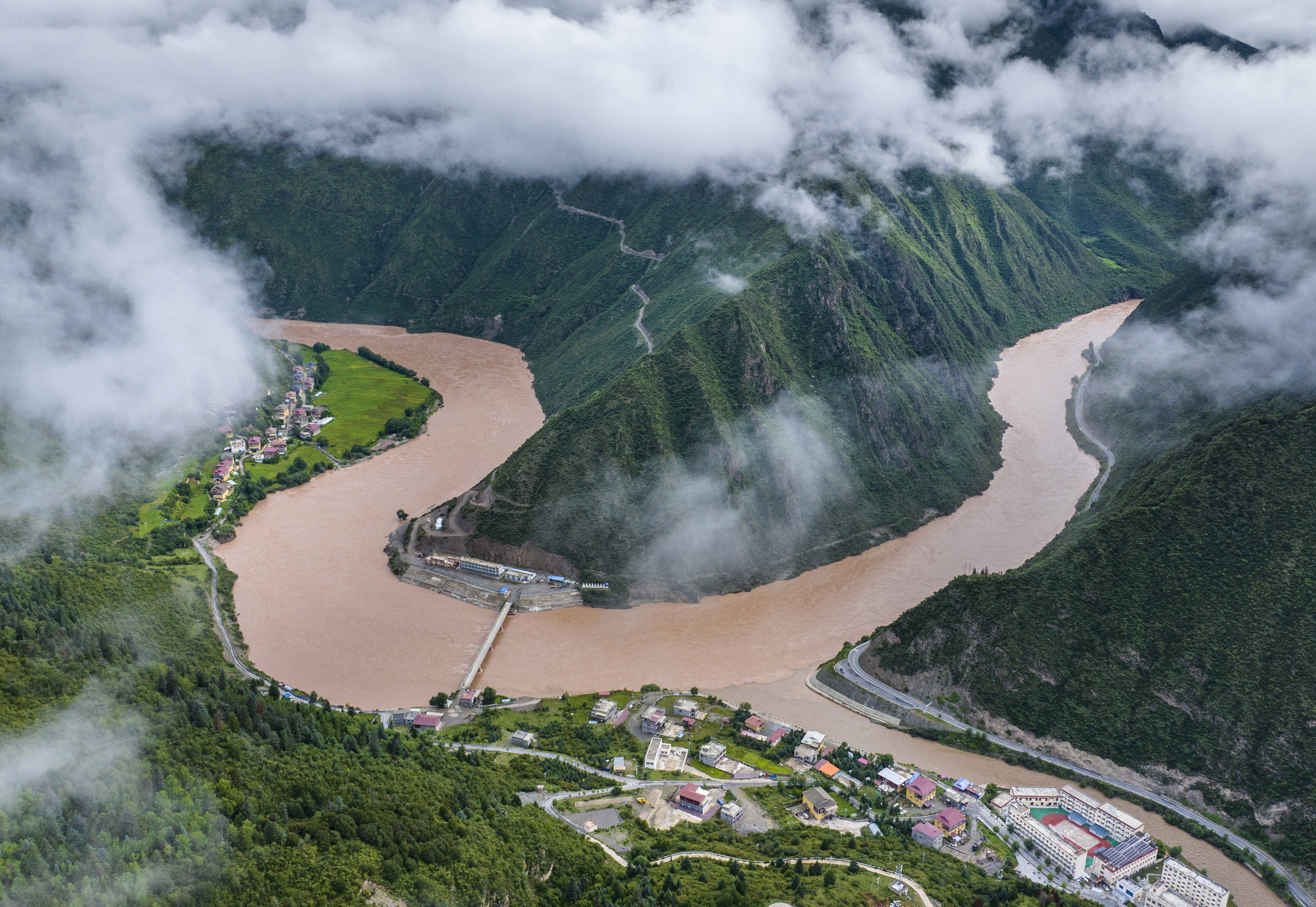白玉金沙江第一湾:云雾缭绕美如画