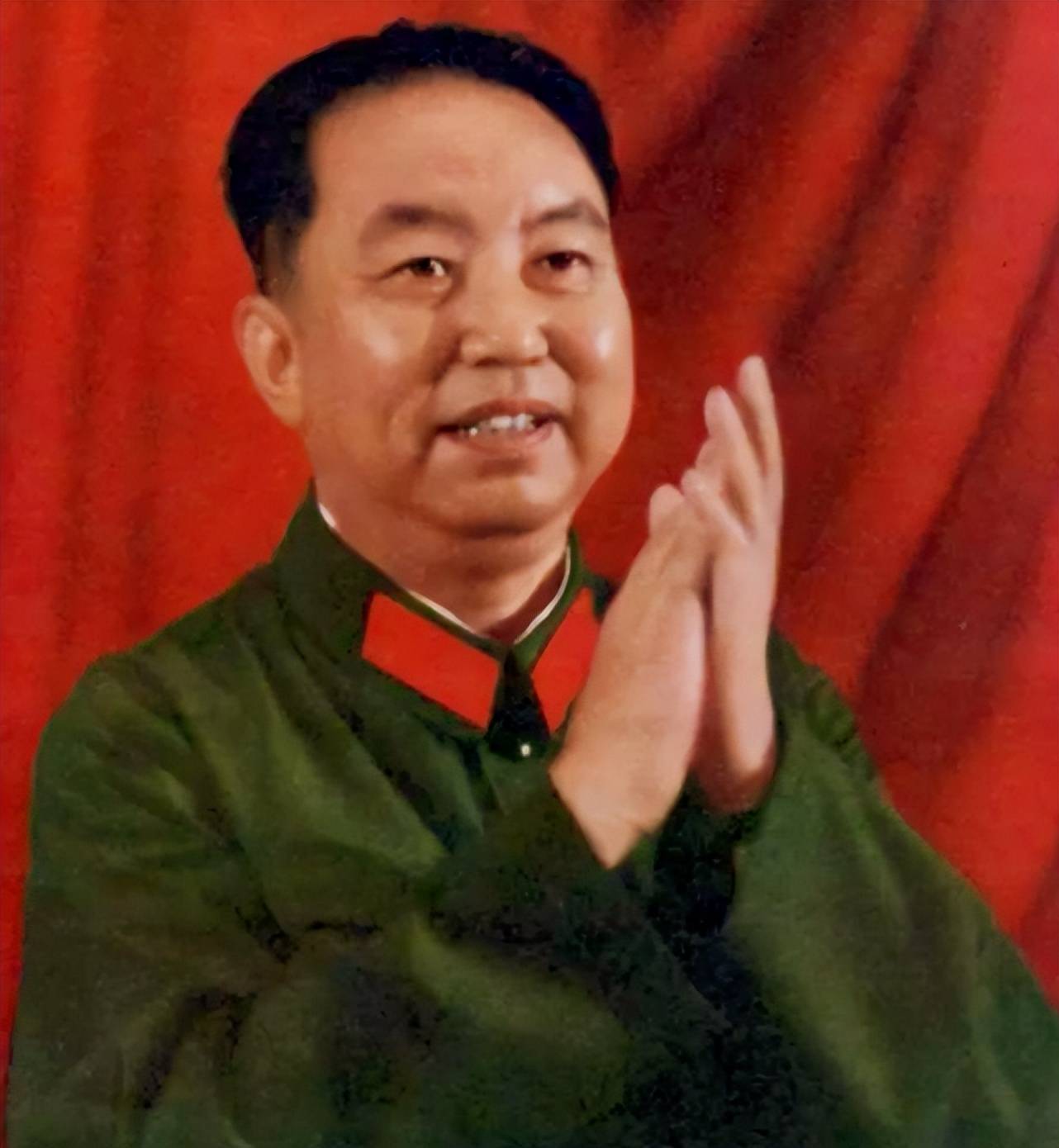 华国锋说道：“汪东兴同志因保护主席遗体不能到场，但他让人带来了一些意见，周启才同志，你来说一下吧。”