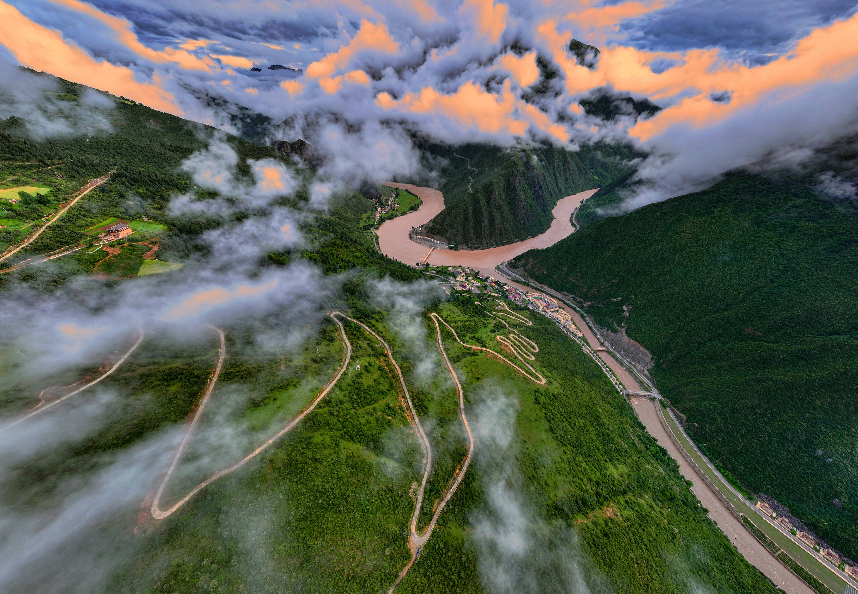 白玉金沙江第一湾:云雾缭绕美如画