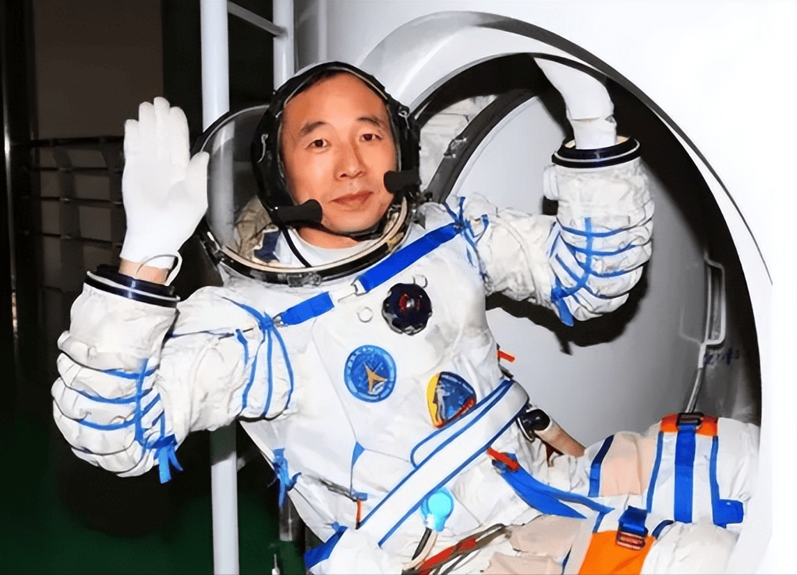 回顾景海鹏:中国"唯一"一位四次登上太空的人,妻子儿女现在如何?