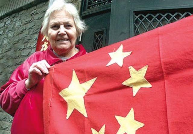回顾美国姑娘在华生活70年,周总理特批绿卡,家里珍藏五星红旗