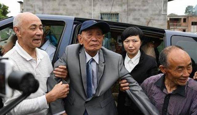 02年台湾老兵返乡探亲,酒后失言,女儿:你曾是解放军?