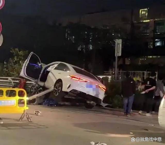 在23日21时左右,105国道上,一场车祸夺去了两位年轻女性的生命,另一名