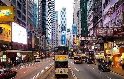 因为香港这个地区的经济是特别繁荣的,不仅作为国际的金融中心,并且还