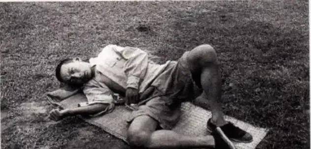 金门战役我军一名指挥官被俘,次年被开除党籍,晚年享什么待遇?