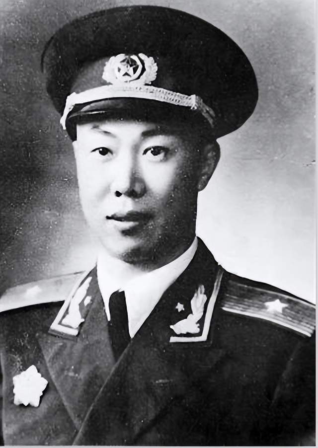 他是张震的亲家,曾任南京军区副政委,官至开国少将,女婿是上将