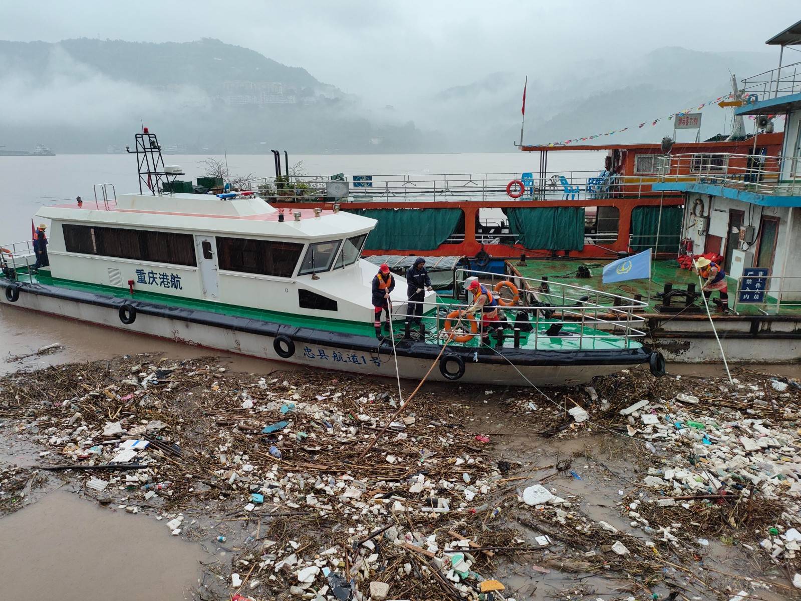 突然上游来了一大片的垃圾在西山渡口这里,一下就把跳船趸船堵死了