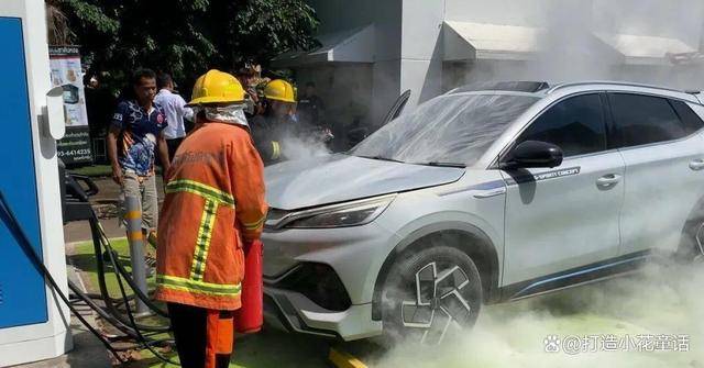 警方和消防人员赶到现场后,发现一辆灰色比亚迪电动汽车,挂着红色车牌
