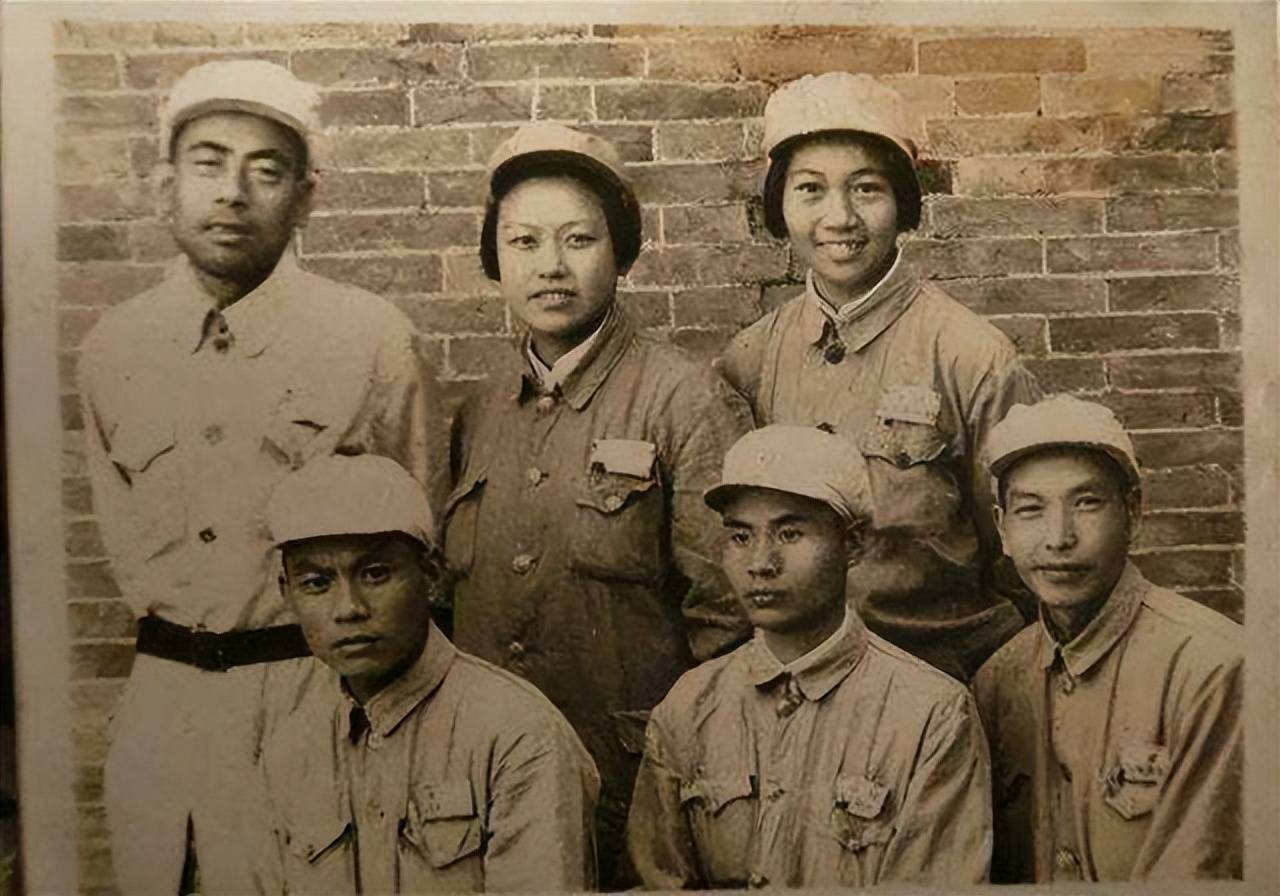 为了警告其他学生,校方开除了林心平等人.