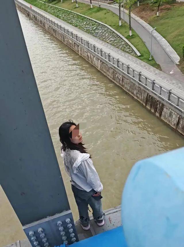 可怕的不是穷,而是冷漠!女孩跳河前曾绝望回看,围观者无人制止