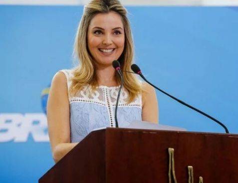 总统老当益壮,小43岁娇妻高颜值会花钱,生下儿子被宠上天_米歇尔