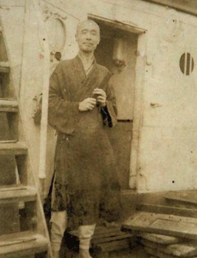 出生时家现奇景,后受女主人苛待,母亲葬礼性情大变,决定出家