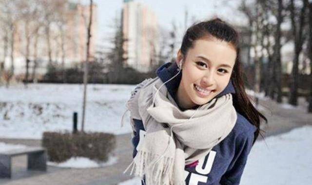 在身材健美婀娜的张雅晴带领下,马琳随着曼妙的音乐抬腿,伸臂,调整