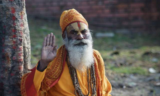 印度苦行僧自称70年水米未进,人们不相信,于是偷偷安摄像头