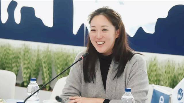 香港"女船王"赵式明:继承百亿家产,嫁小15岁帅男友,连生2胎