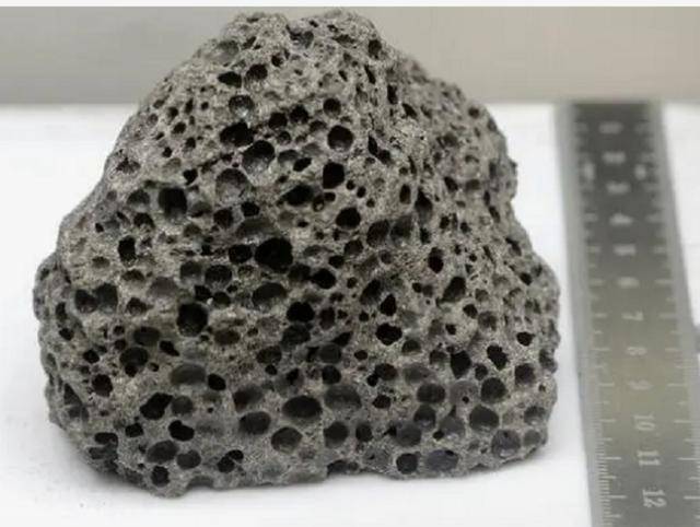 美国赠送的月岩被证实是赝品,荷兰网友:这国际玩笑开得有点大