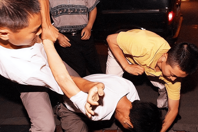 甘肃21岁男子被8人围殴,犯罪嫌疑人均已满14岁,现场画面曝光