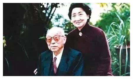张学良后来也曾去往美国,去给自己曾经的妻子于凤至扫墓,但是他在看到