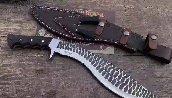 第四把是尼泊尔弯刀;或许这把军刀能深深地刻在人们的脑海中,和其极具