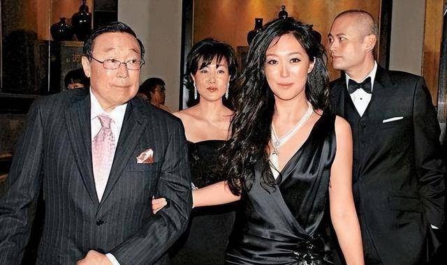 香港"女船王"赵式明:继承百亿家产,嫁小15岁帅男友,连生2胎