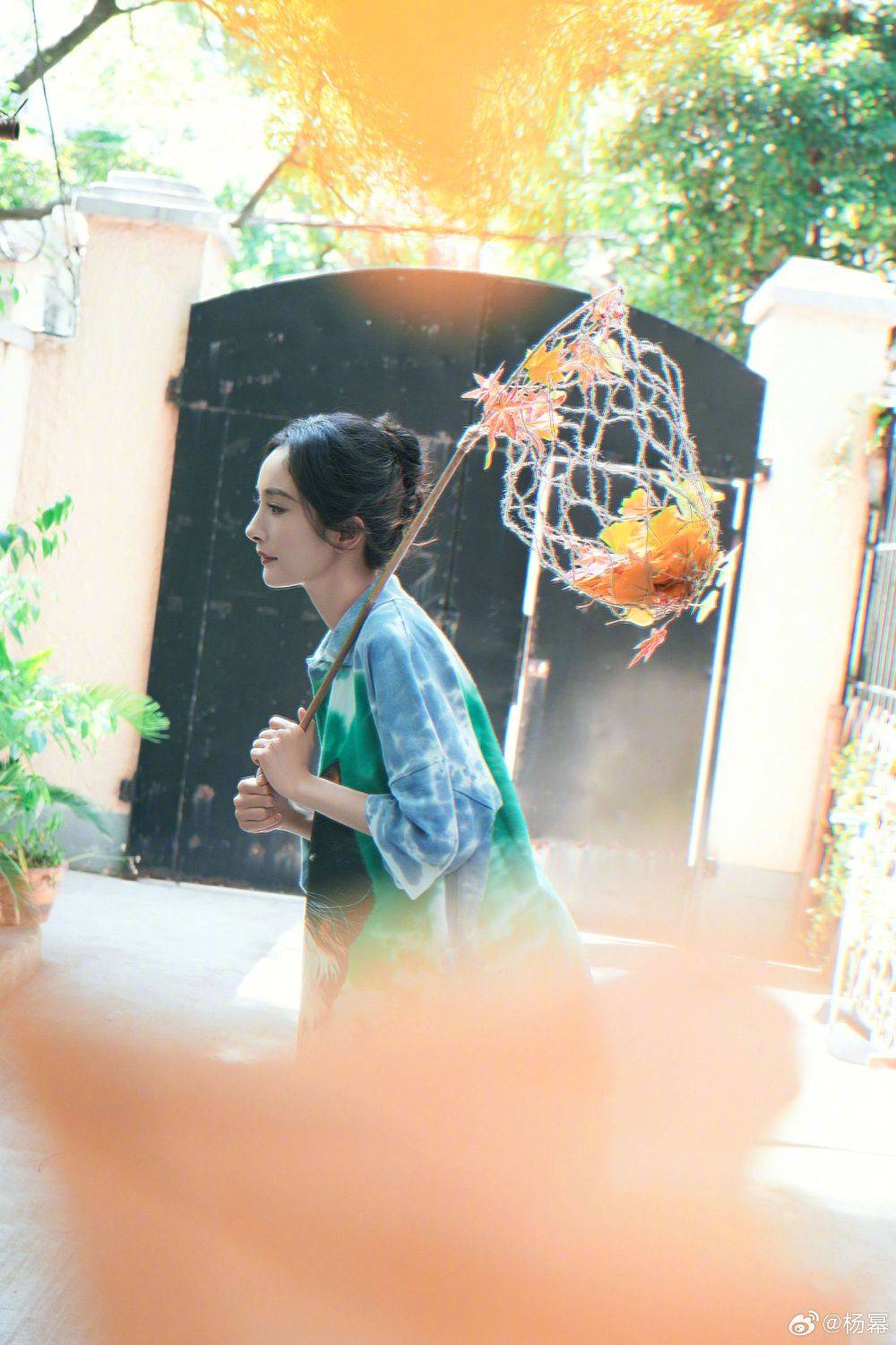 杨幂真的好会穿啊!蓝色衬衫 黑裤,清新时髦好有秋天的感觉