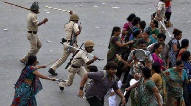 印度警察人手一根木棍执法是否有效?