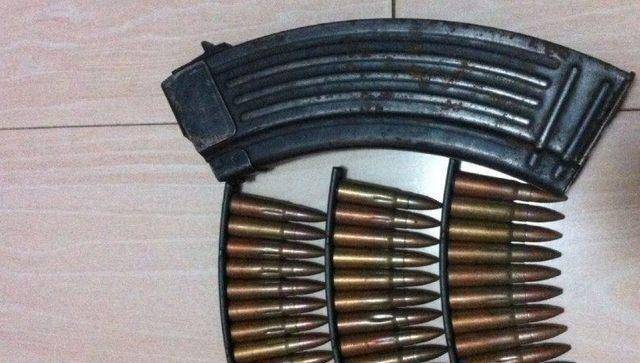 同样是枪,为什么手枪弹匣是直的,而步枪的弹匣却是弯的?