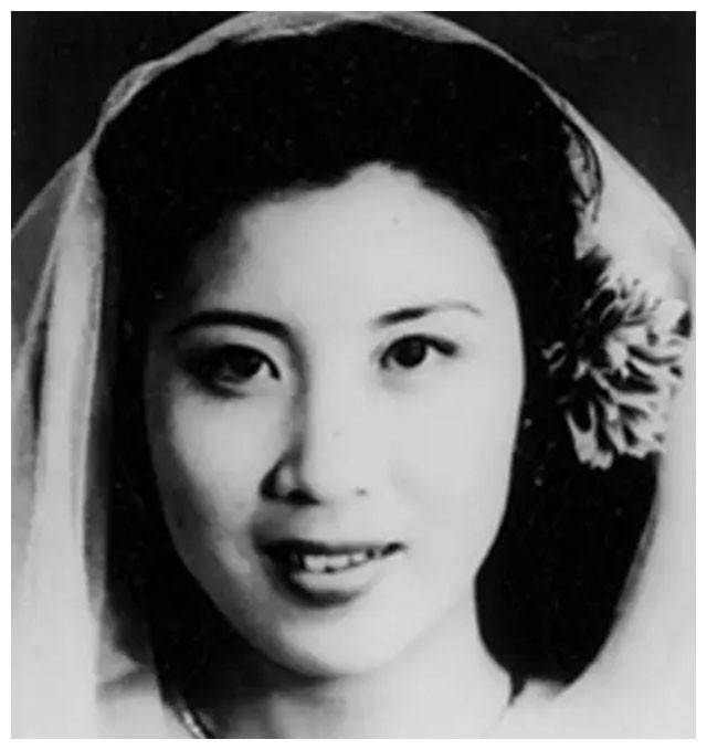 姑娘名叫吴海兰,她是四川人,天府之国自古出美女,再加上她家境优越