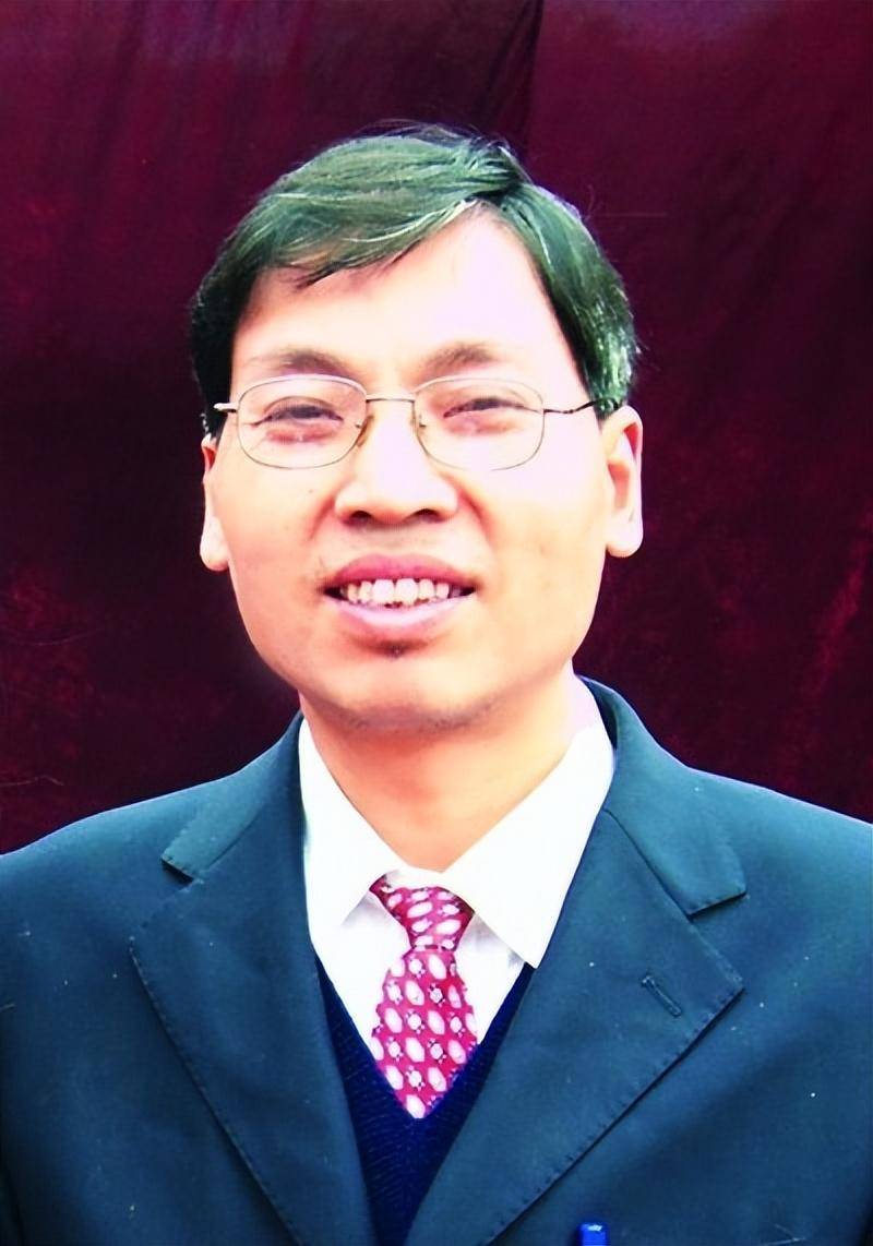 谭千秋是德阳市东汽中学的一名教师,他热爱教育事业,平日里关心爱护
