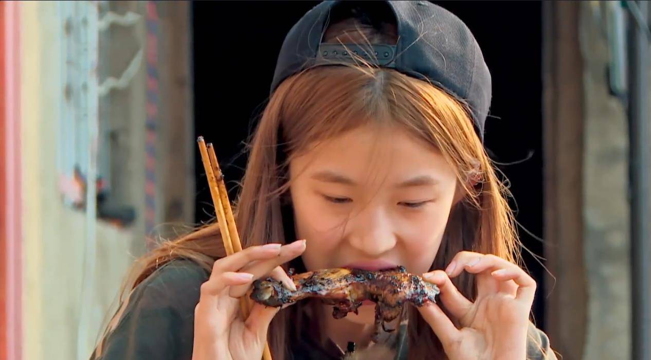 16岁女孩吃饭靠人喂,辽宁"巨婴"每天开销过万,开宾利卖手机壳_刘思琦