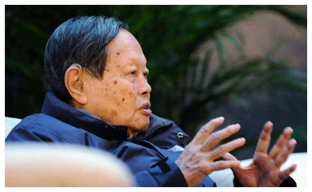 被恶意诋毁,丑闻缠身,杨振宁的评价为何如此负面?
