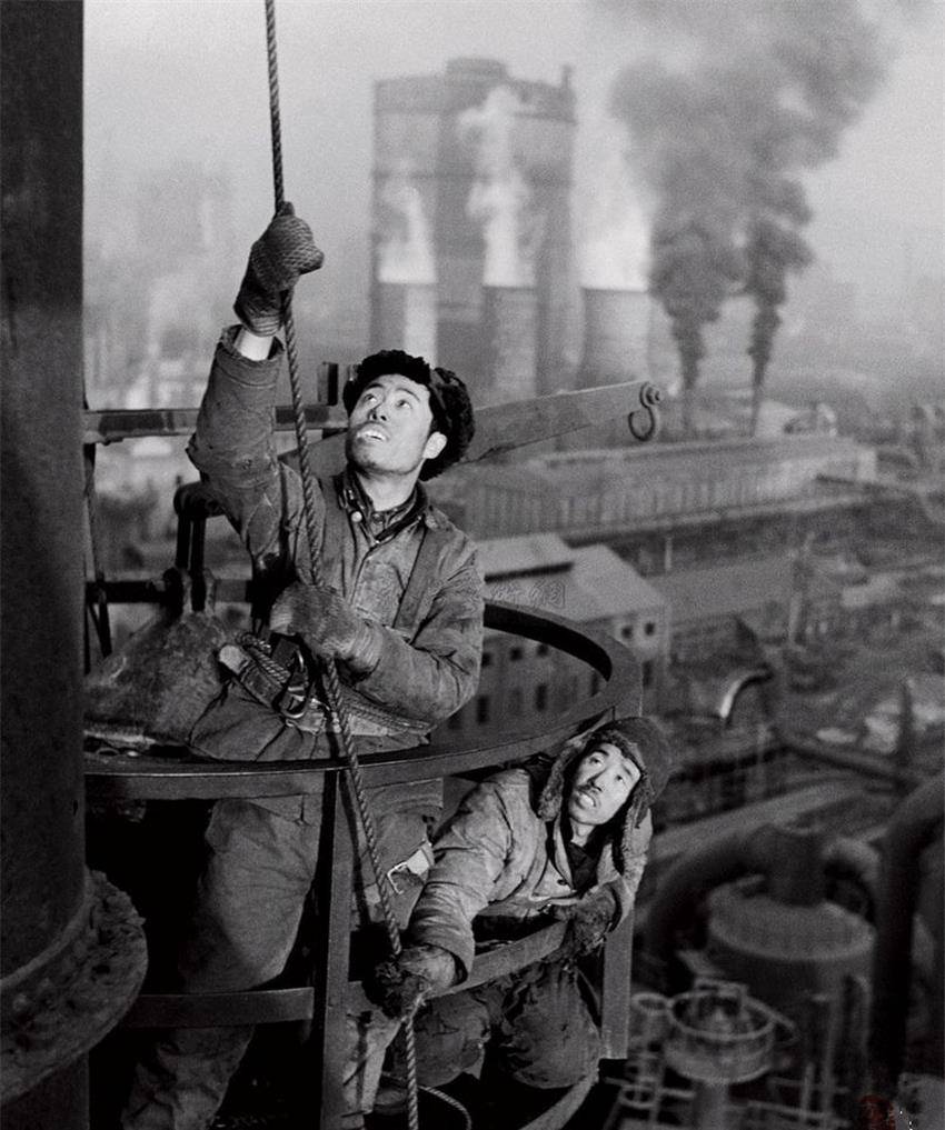 那时国家急需钢铁供应来建设祖国,鞍钢工人日以继夜,拼尽全力,只为