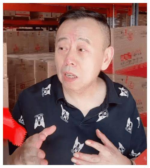 谁知嘎子哥刚停播,潘长江就开始卖酒了,当初苦口婆心的劝告,似乎在