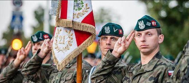 将右手放在心脏下方,手掌朝下与地面平行,而现在当地主要采用美式敬礼