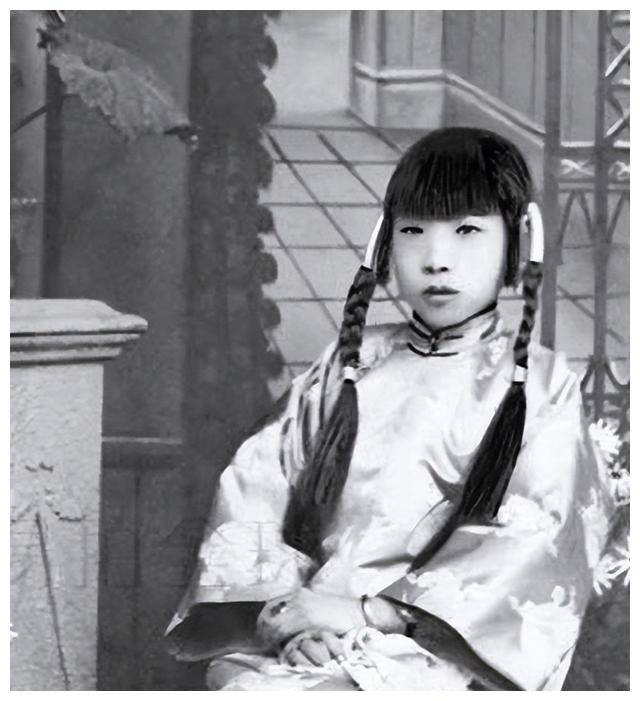 军阀娶了12个老婆,共有43个子女,2个小妾被他枪毙_杨森_四川_姨太太