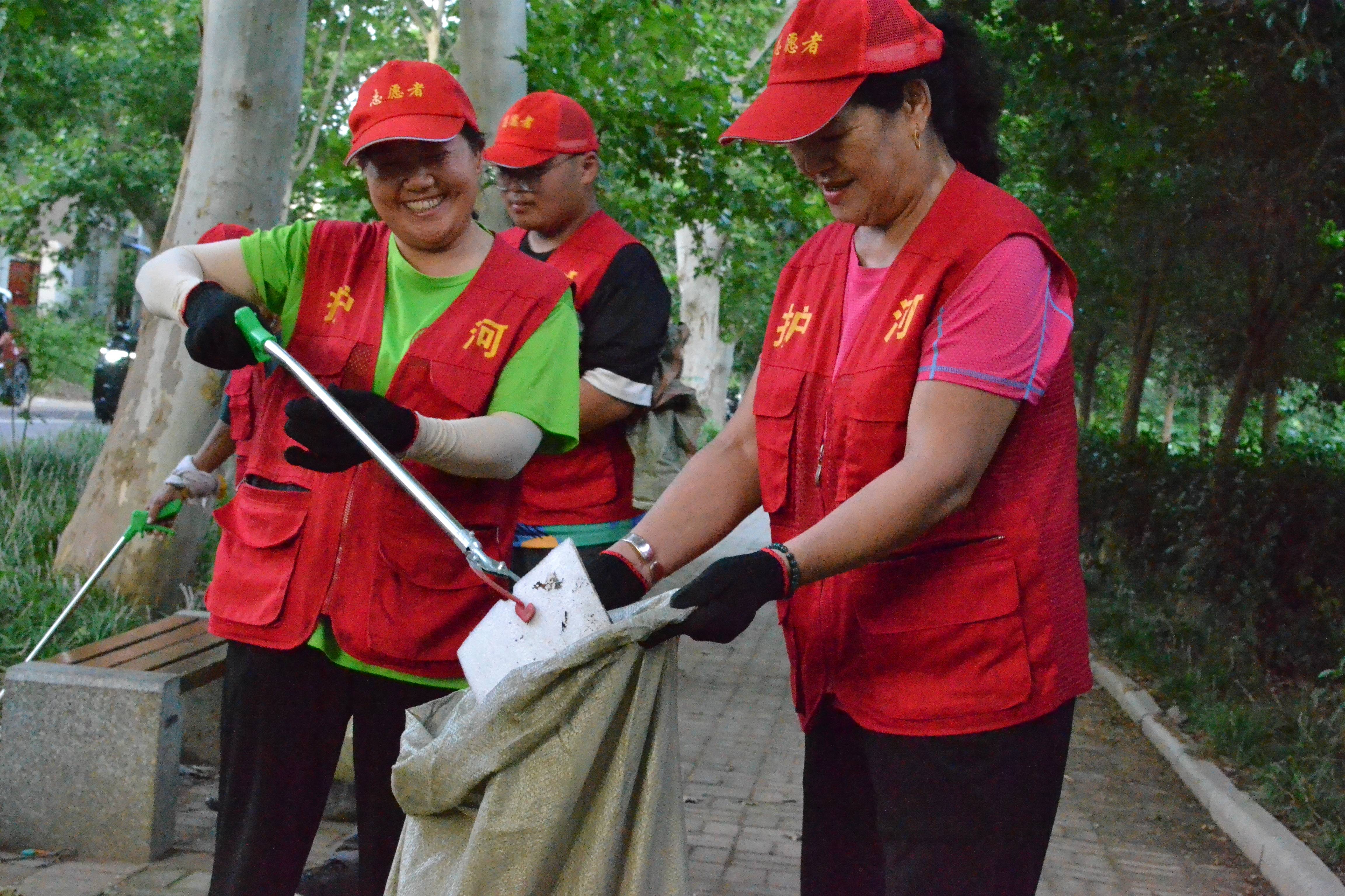 他们以行动为笔,以汗水为墨,环保宣传,卫生劝导,捡烟头,拾垃圾,每一个