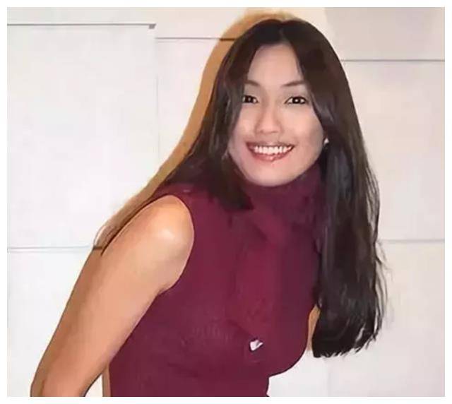 她相貌美丽,家境殷实台湾名媛林姮怡,是娱乐圈鼎鼎有名的美女,2003年