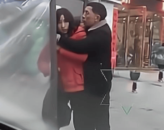 贵州街头:女子被中年男人抱着强吻,得不到的人你再努力也没用