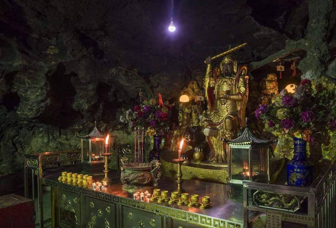 峨眉九老洞为何频频有人失踪?为查明真相,"中国飞人"勇闯诡洞