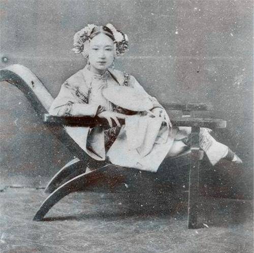 中国最后一位裹脚女性:15岁靠"三寸金莲"嫁大户,洗脚时钻心痛